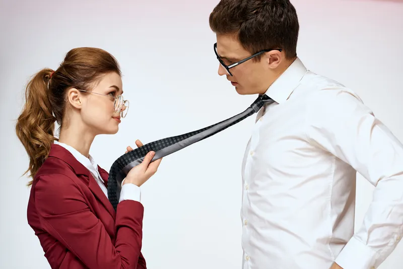 Мужчина и женщина, коллеги по работе, официальное общение на светлом фоне