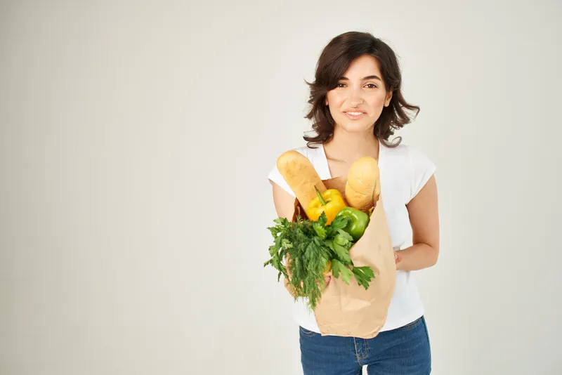 Женщина с пакетом продуктов из супермаркета, служба доставки