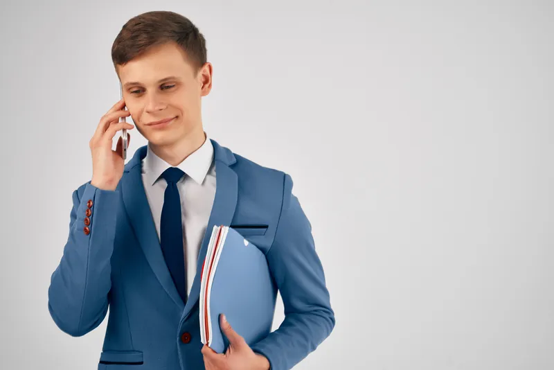 Мужчина-профессионал работает в офисе, общаясь по телефону