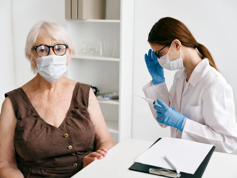 Врач и пациент в больнице, лечение, вакцина, паспорт COVID-19