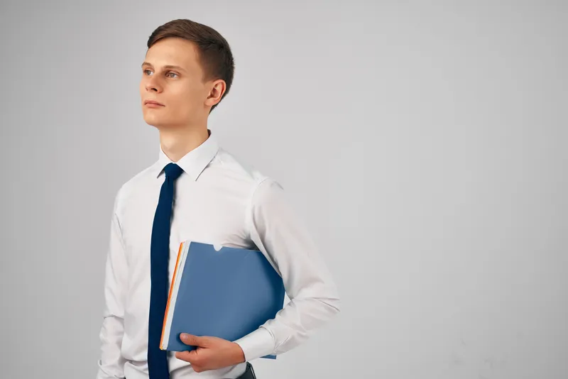 Бизнесмен, менеджер с документами в официальном офисе