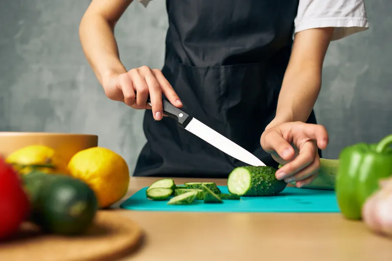 Домохозяйка обедает дома: вегетарианская еда, диета
