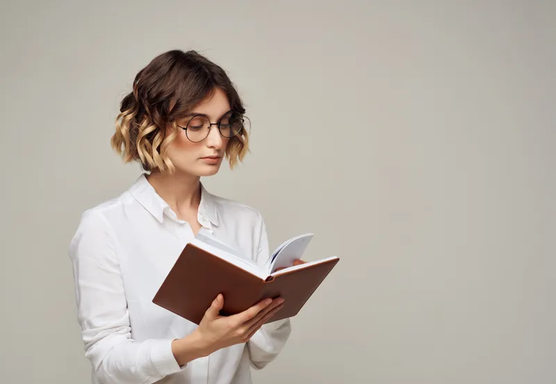 Женщина в очках с книгой в руках, официальная профессиональная работа
