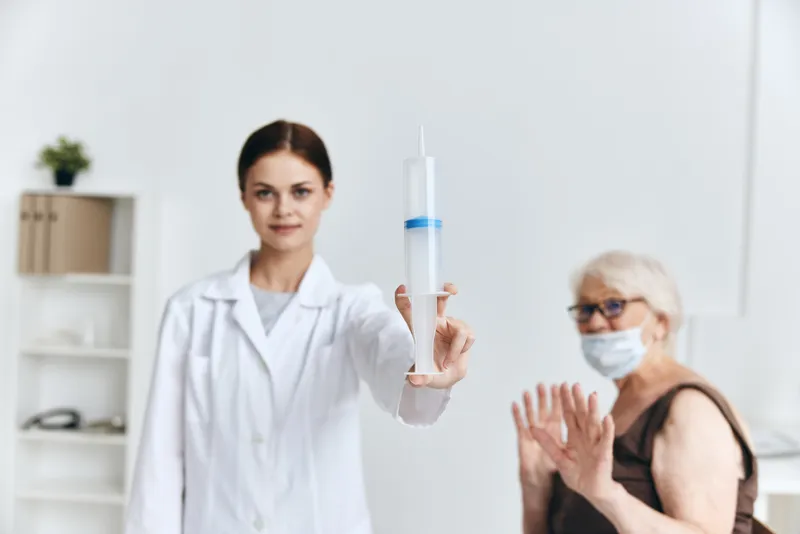 Эмоциональная медсестра и пациент, вакцинация, паспорт вакцинации