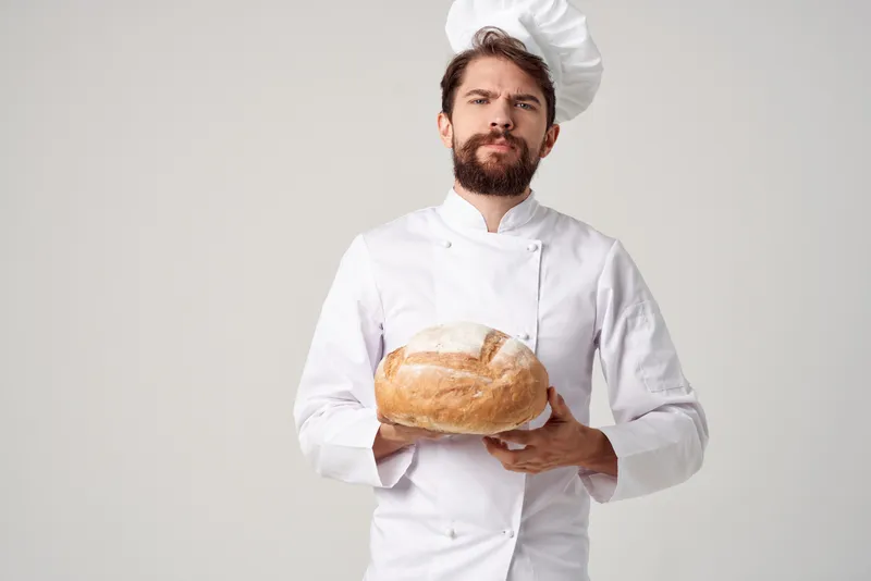 Пекарь, работа на кухне, хлебобулочные изделия на изолированном фоне