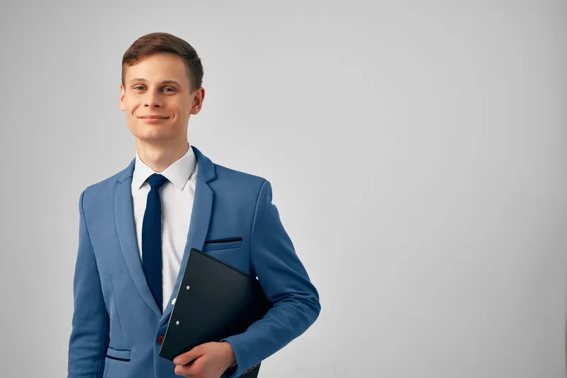Мужчина в костюме с документами, менеджер, бизнесмен, офис
