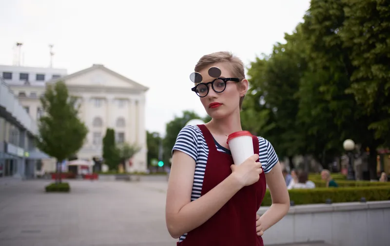 Модная женщина в сарафане и очках на лице, улица, природа, лето, деревья, здание