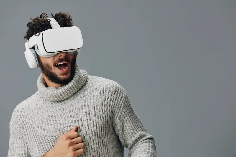 Футуристичный мужчина в VR-очках