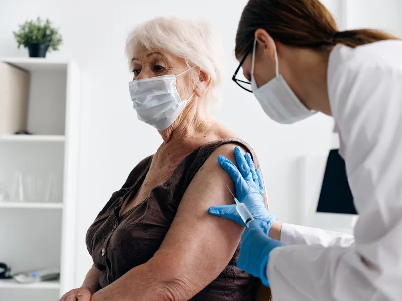 Врач и пациент, вакцинация от COVID-19, инъекция, паспорт, больница
