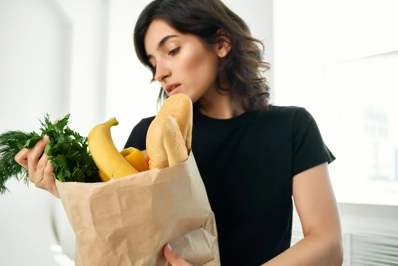 Женщина с пакетом продуктов: здоровая еда, приготовление пищи, покупки