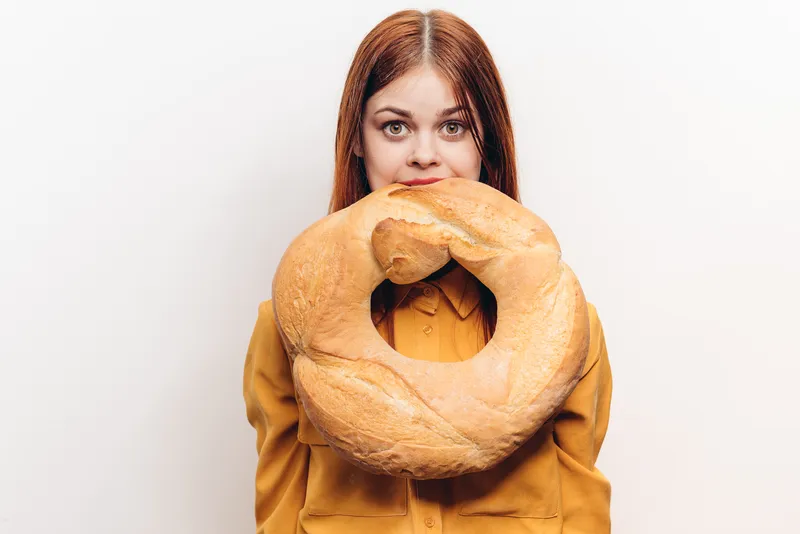 Женщина с буханкой хлеба, мучное изделие, голод, калории, диета