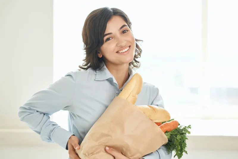 Брюнетка с пакетом продуктов, образ домохозяйки в стиле супермаркета