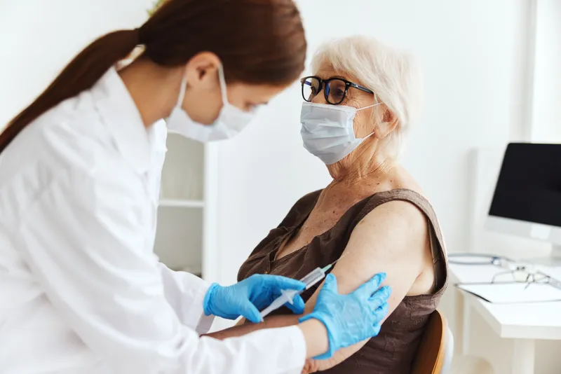 Пациент и врач делают инъекцию шприцем, вакцина, паспорт вакцинации, эпидемия вируса