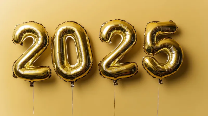 Блестящие золотые шары в форме цифр 2025 парят на ярком желтом фоне, идеально подходят для празднования Нового года и торжественных мероприятий