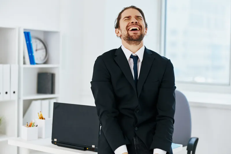 Бизнесмен с официальными документами, работа в офисе, руководитель