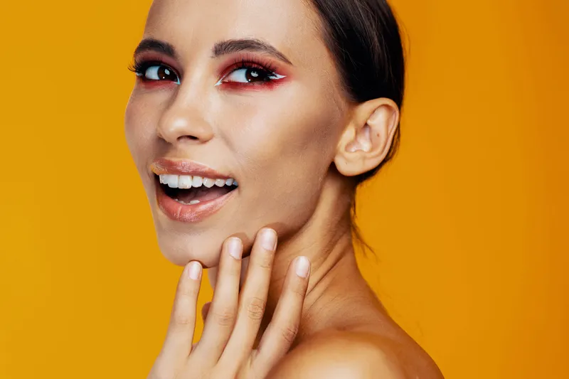 Красивая женщина, pretty make-up, портрет, фон, студия, макияж, красота, улыбка, модель, пространство, лицо, мода, прическа, копия пространства, крупный план, кожа, желтый, глаз, девушка, цвет…