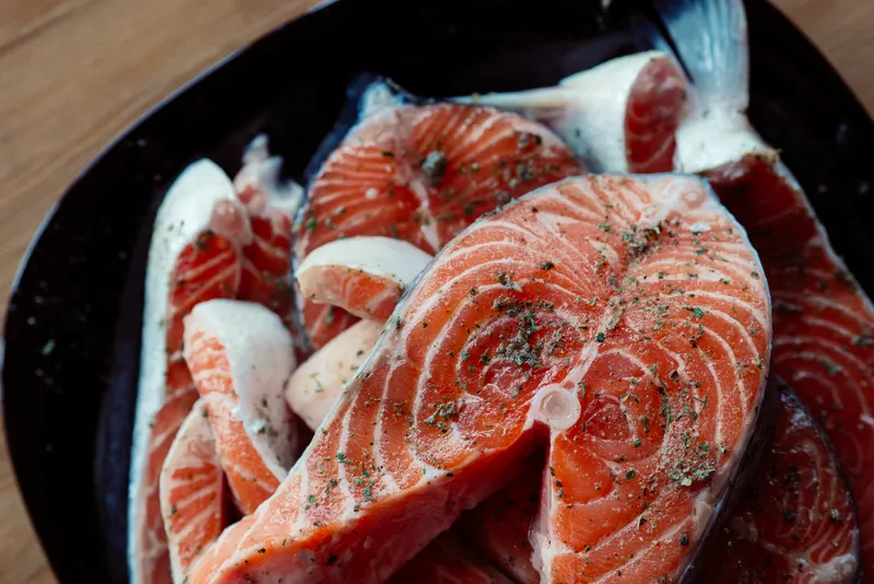 Красная рыба на тарелке, стейки, маринованные в специях, морепродукты