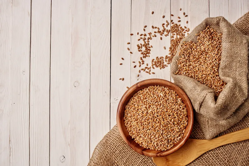 Хлопья на столе, кухонные продукты, вид сверху