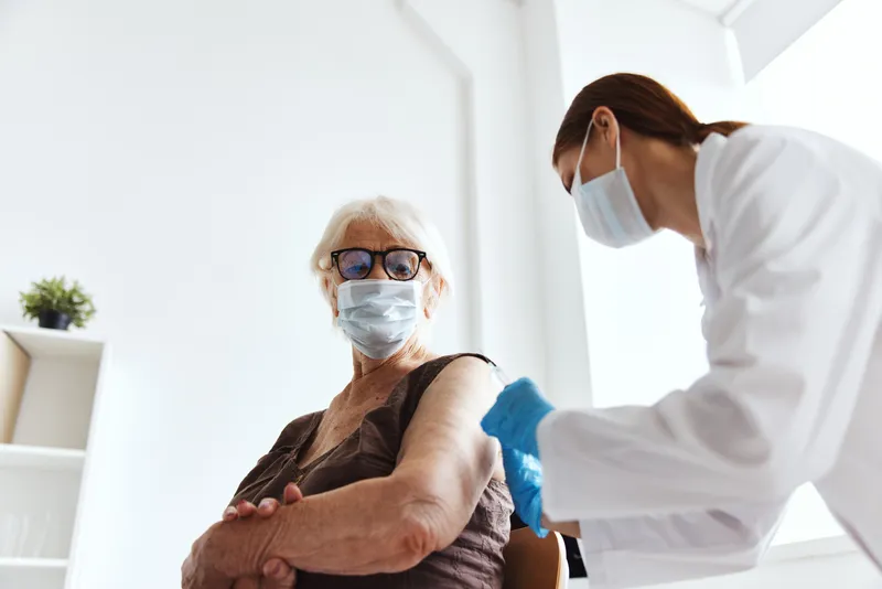 Пациент и врач, паспорт вакцинации от COVID-19, инъекция препарата