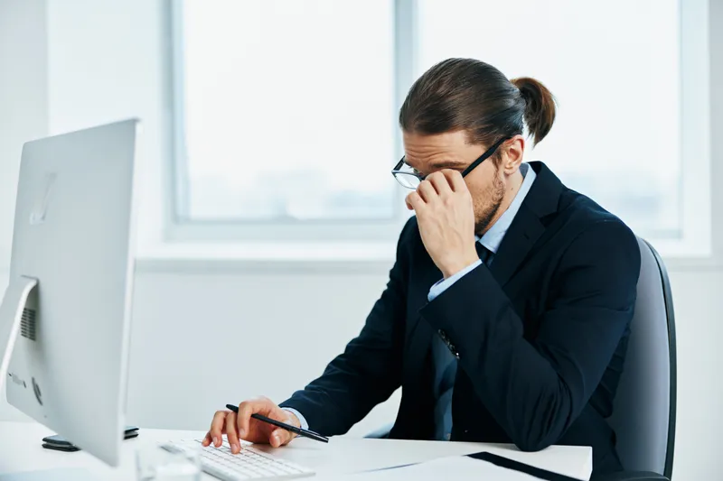 Офисный работник, официальное лицо, работает за компьютером