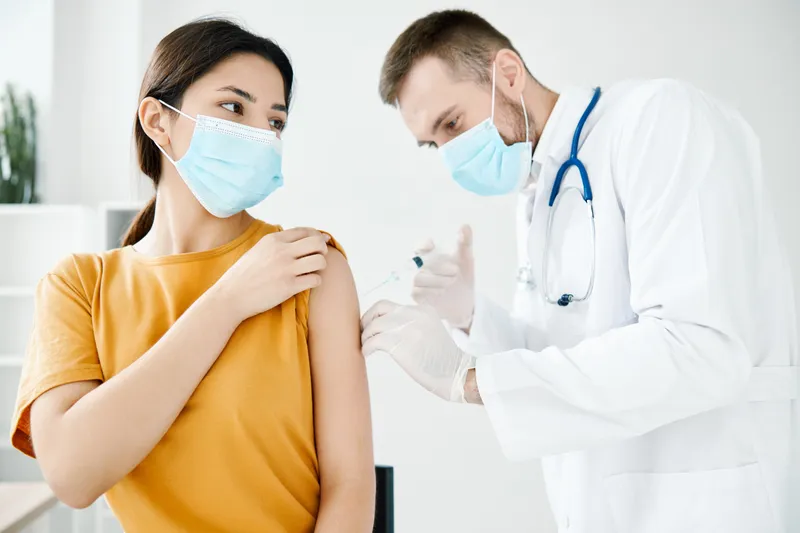 Пациент пришел в больницу для вакцинации от COVID-19 и в медицинской маске