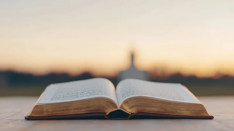 Открытая книга на переднем плане с мягким размытым фоном, демонстрирующим теплый закат, олицетворяет знания, безмятежность и радость чтения