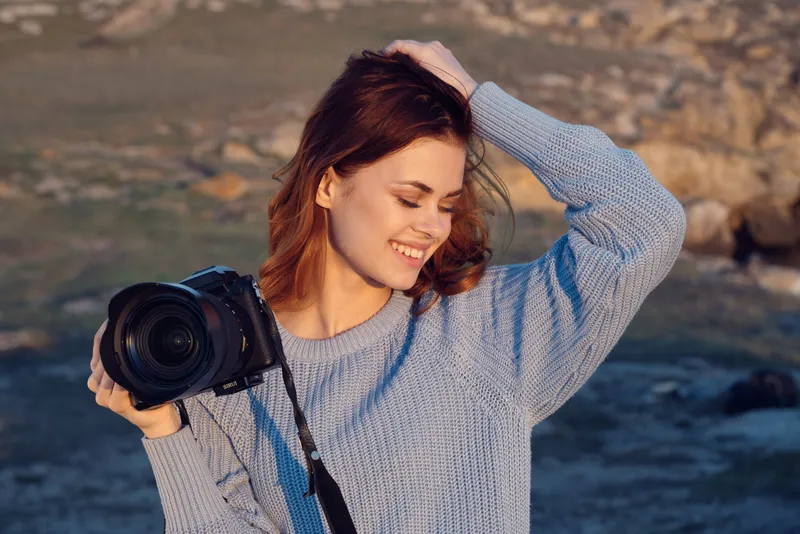 Женщина с камерой в руках занимается профессиональной фотосъемкой в Скалистых горах