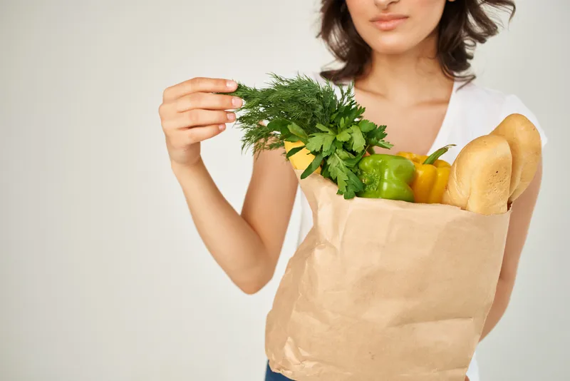 Бумажный пакет с продуктами, крупный план, овощи, доставка