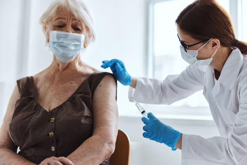 Пациент и врач обсуждают безопасность вакцинации и уход за здоровьем