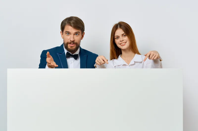 Мужчина и женщина, эмоции, презентация, белый фон, общение, официальные лица, макет постера