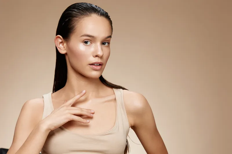 Elegant close up portrait of a young woman with long hair, showcasing a minimalistic style and natural beauty, perfect for beauty and fashion concepts