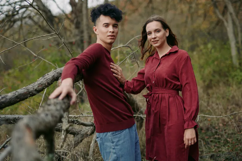 Authentic moment between two companions in a natural setting, candid posture and genuine gaze convey credibility, trust, and real emotion.