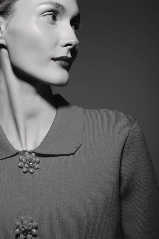 Portrait of a caucasian woman with fair skin looking sideways in black and white. Elegant vintage style and soft lighting.