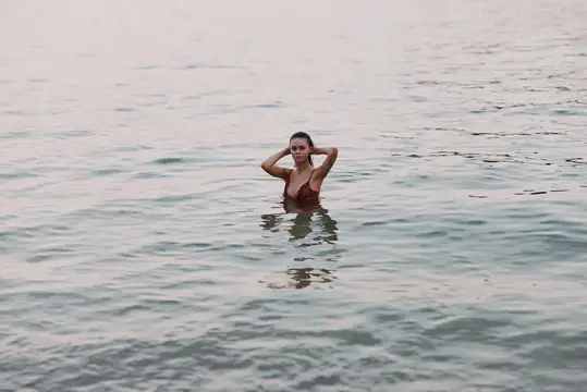 Атмосферное настроение уединения и тихого побега на воде с мягкими отражениями, приглушенными тонами и умиротворяющим чувством свободы