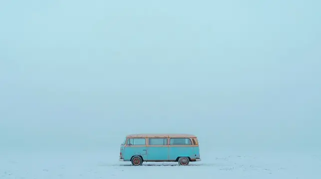 Винтажный синий фургон стоит в одиночестве в безмятежном заснеженном пейзаже, создавая ощущение ностальгии и умиротворения зимой