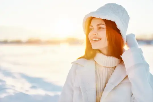 Красивая женщина в зимнюю погоду на снегу