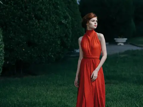 Красивая женщина, гламурная и роскошная модель в маскарадном костюме