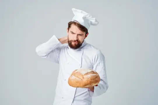 Мужчина-повар на кухне, работа, хлебобулочные изделия, профессиональные эмоции