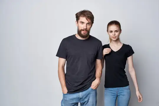 Бородатый мужчина и девушка в чёрных футболках на сером фоне