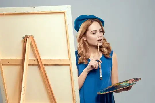 Женщина-художница в синем берете, рисует, палитра, мольберт, искусство, хобби