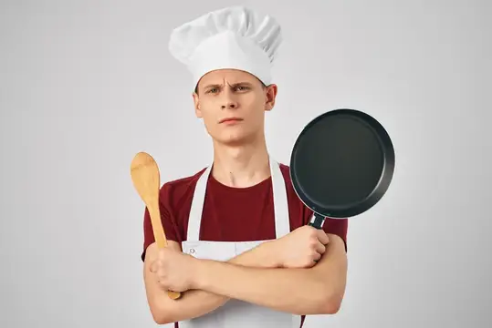 Мужчина в форме шеф-повара с кухонной утварью, ресторан, приготовление еды