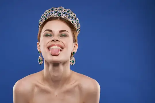 Портрет женщины с роскошными обнаженными плечами, косметика, мода, веселье, крупный план, образ жизни
