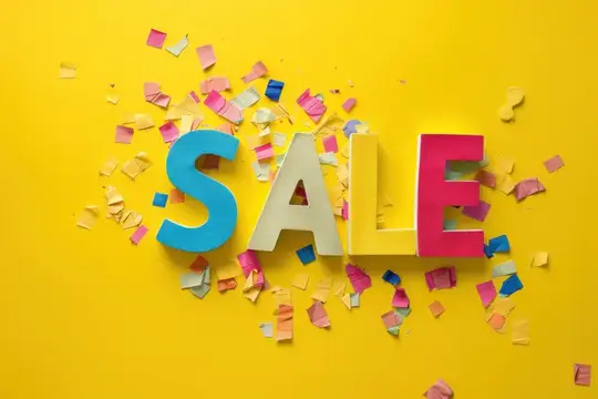 Разноцветные буквы SALE и конфетти на жёлтом фоне