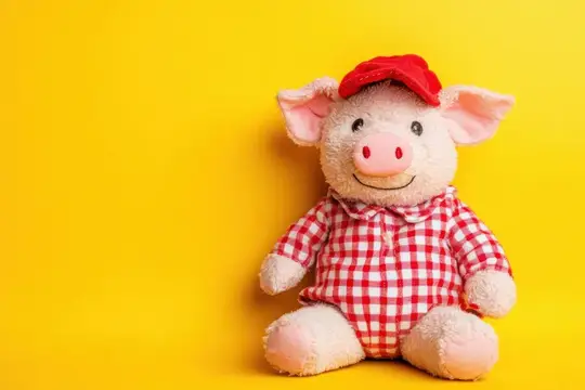 Очаровательная плюшевая игрушка-свинка в красной шапочке и клетчатой рубашке на ярко-желтом фоне