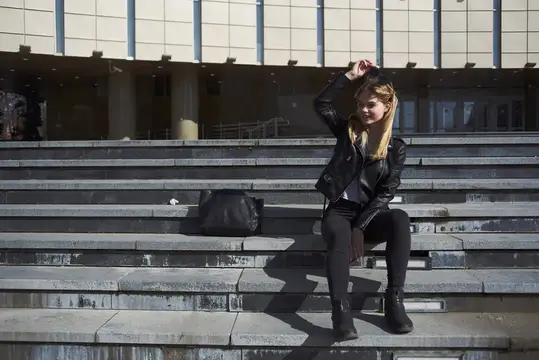 Симпатичная женщина в модной одежде на открытом воздухе, современный стиль, отдых