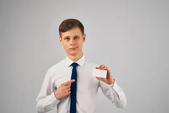 Мужчина в рубашке в офисе, менеджер, работа, визитная карточка