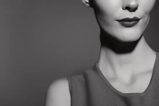 Черно-белый крупный план нижней части лица женщины