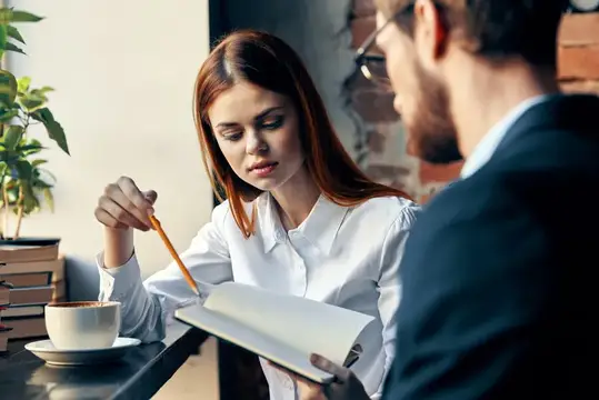 Мужчина и женщина, коллеги по работе, общение, профессионалы, досуг