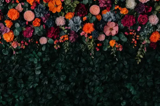 Яркая цветочная композиция на тёмном фоне из зелёных листьев
