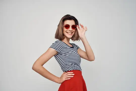 Женщина в очках, модная полосатая футболка, лето, изолированный фон